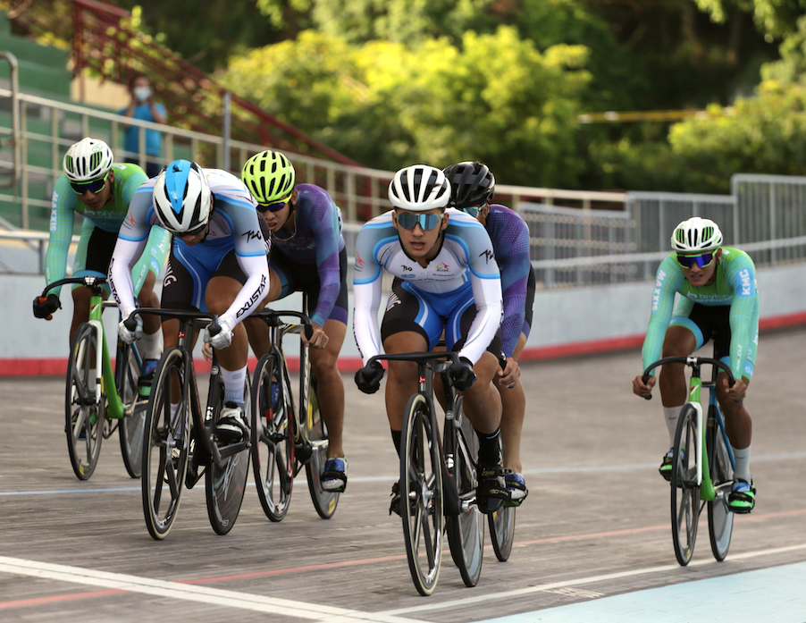 男子菁英組競輪賽冠軍康世峰(前)。