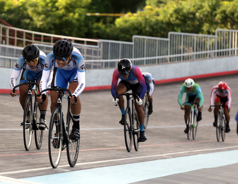 男子青年組競輪賽冠軍許仕儒(前)。