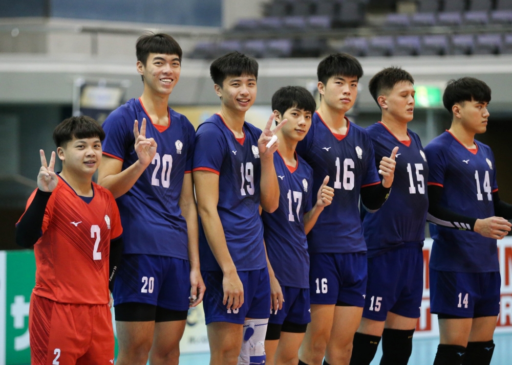 200公分的蔡沛彰（左二）和自由球員張昀亮（左）的超萌身高差。。