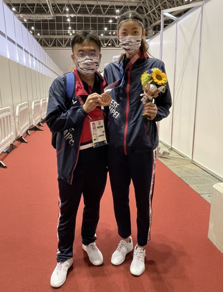 羅嘉翎和教練劉聰達。體育署提供。