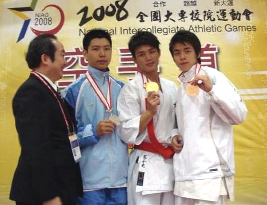 賴正鎧（左二）曾在全大運空手道奪銀。