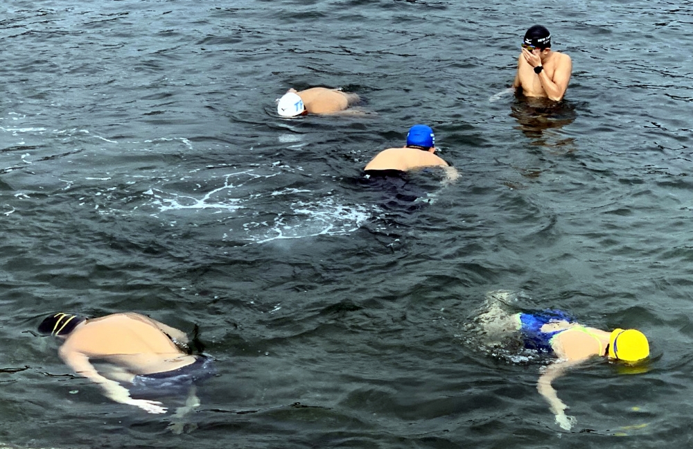 卓承齊和隊友到基隆外海練海泳。劉曜彰/提供。