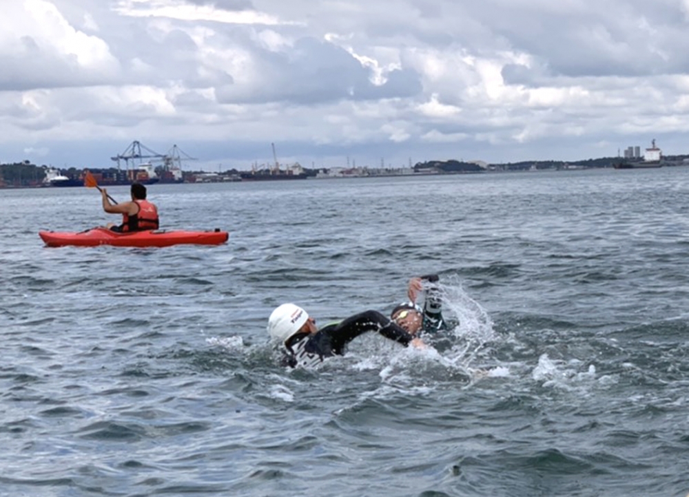 我國泳將曾楷文、卓承齊和王怡臻到比賽場地熟悉海況。中華民國游泳協會國際組/提供。