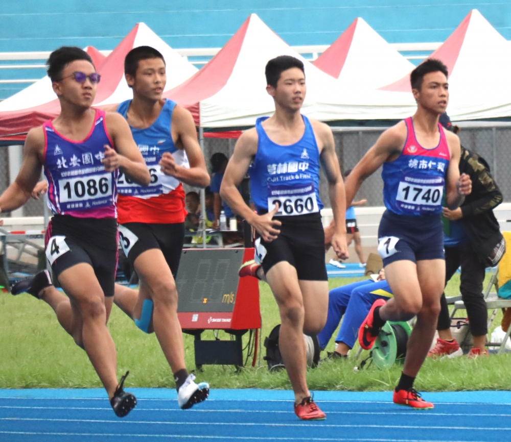 芎林國中聽障生危宇澤（右二）獲頒總統教育獎。　陳泓秀／提供。