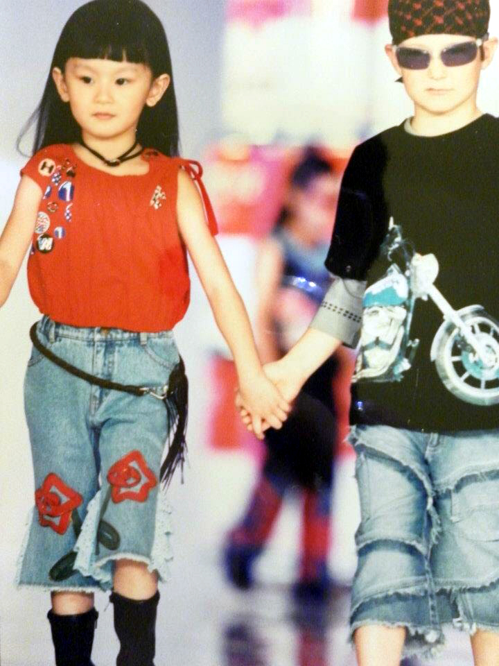 小張瑜秦（左）3歲半走秀就架式十足。張瑜秦／提供。