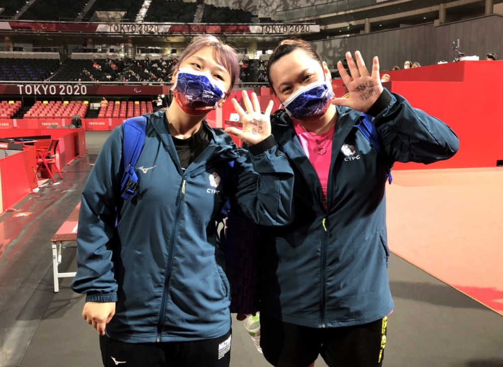 手心寫著：「相信自己！」的田曉雯在帕運坐三望二搶第一。體育署提供。