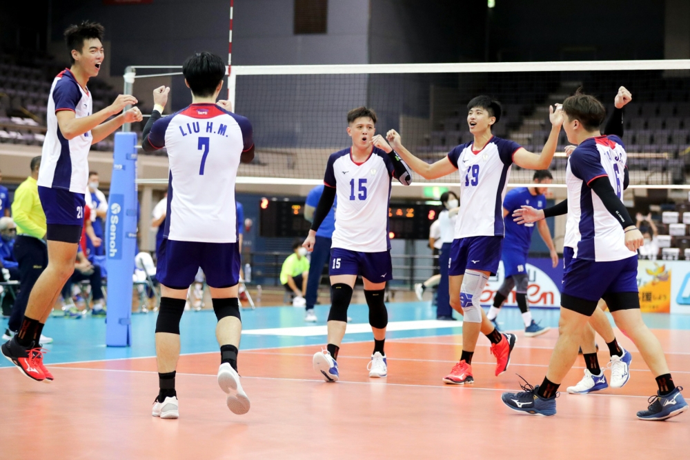 中華隊打敗噞薩克後超開心。亞排聯提供。