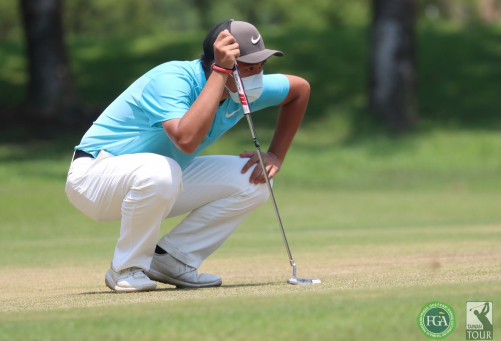 第一回合業餘選手張簡克諺67桿(-5)暫並列第一。TPGA提供，鍾豐榮／攝影。（下同）