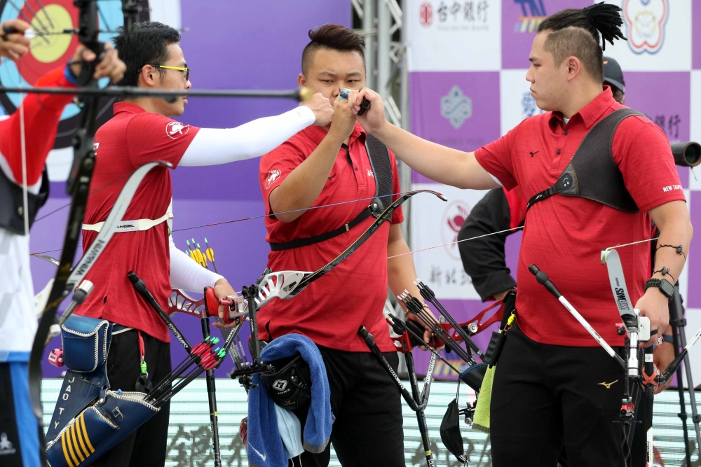 凱撒男團互相打氣。中華企業射箭聯盟／提供。