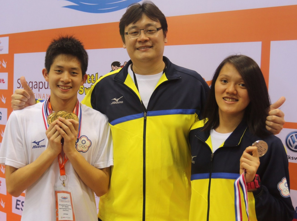 卓承齊(左)和教練劉曜彰。劉曜彰/提供。