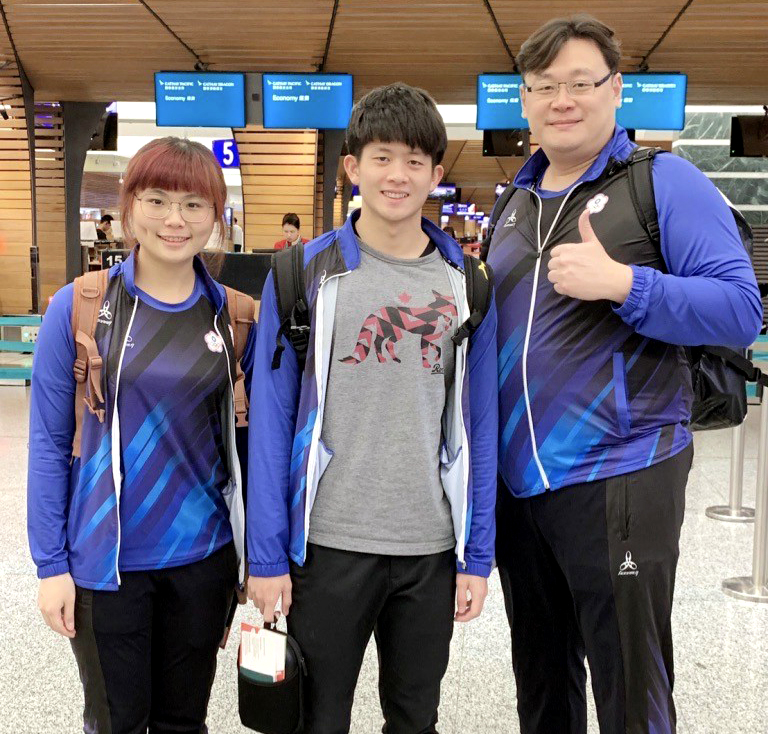 卓承齊(中)和教練劉曜彰(右)。劉曜彰/提供。