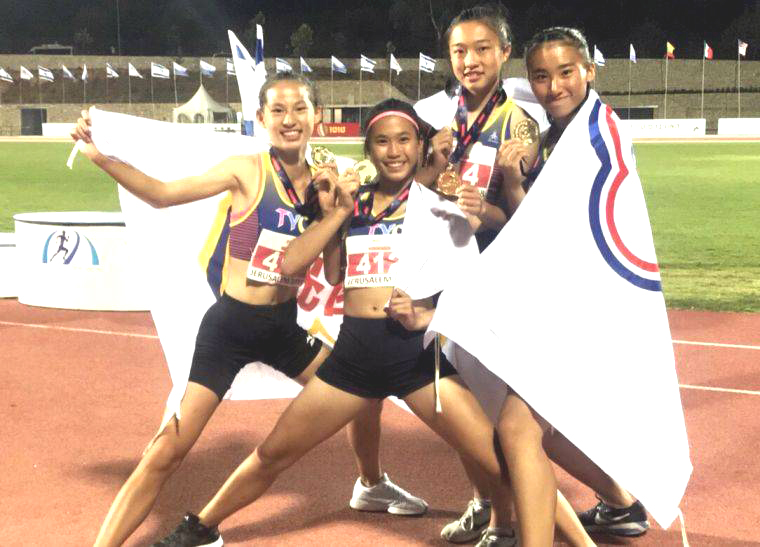 陳郁阡（右二）曾和隊友聯手，在2018國際少年運動會400公尺接力奪金。資料照片　莊一鴻／提供。